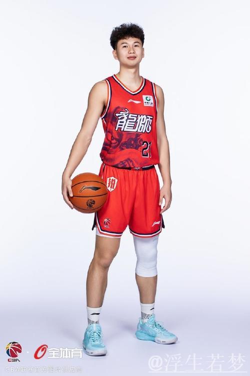 广州男篮发布新赛季球员定妆照:帅气阵容亮眼登场 广州男篮发布新赛季球员定妆照:帅气阵容亮眼登场