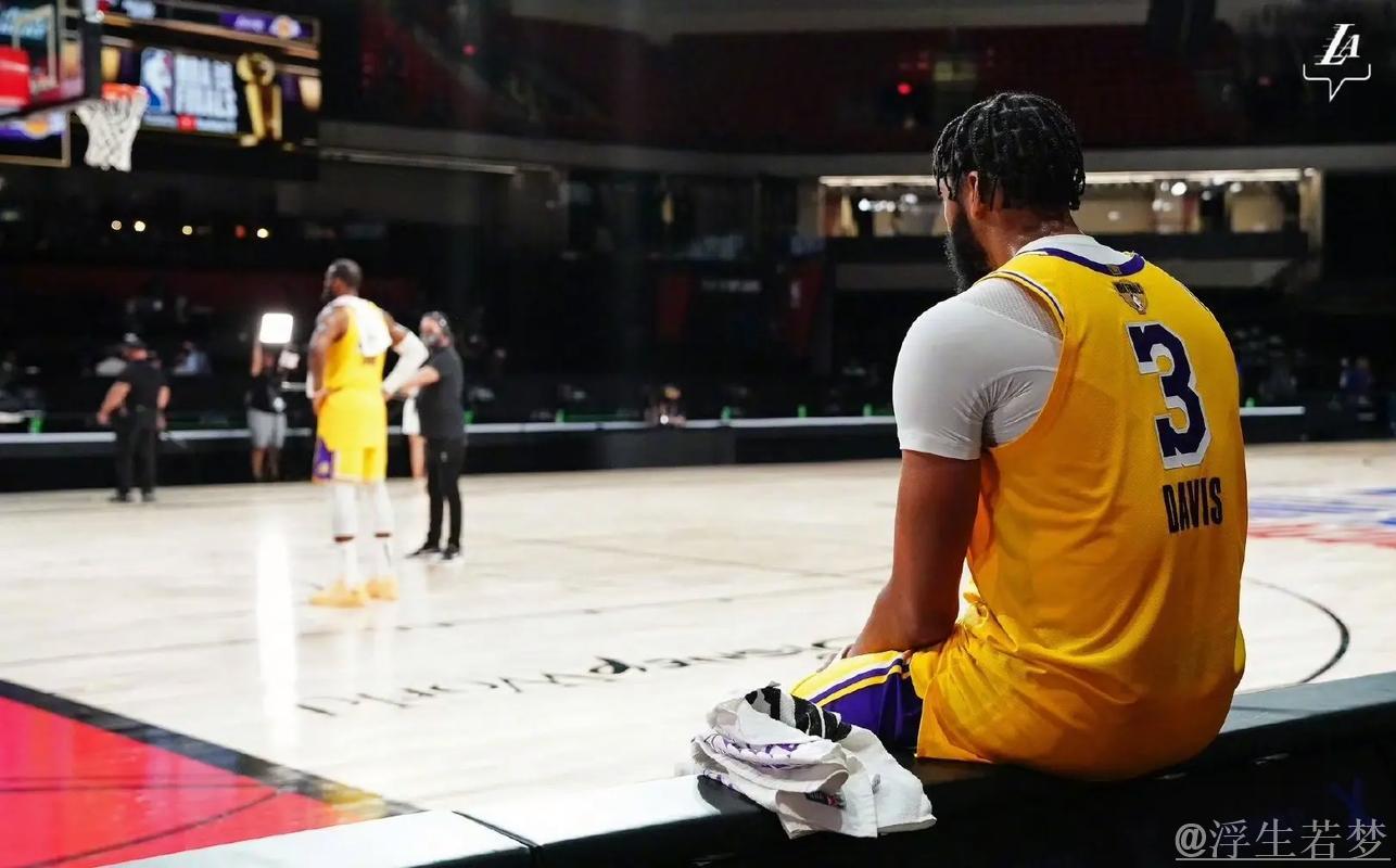 詹姆斯大喜的日子，浓眉为什么闷闷不乐？